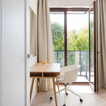 Malinova Leaf By Bookinghost ורשה