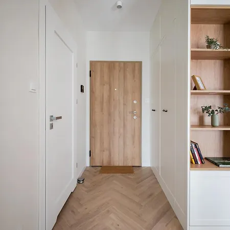 Malinova Leaf By Bookinghost * Warszawa