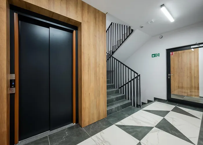 Malinova Leaf By Bookinghost *