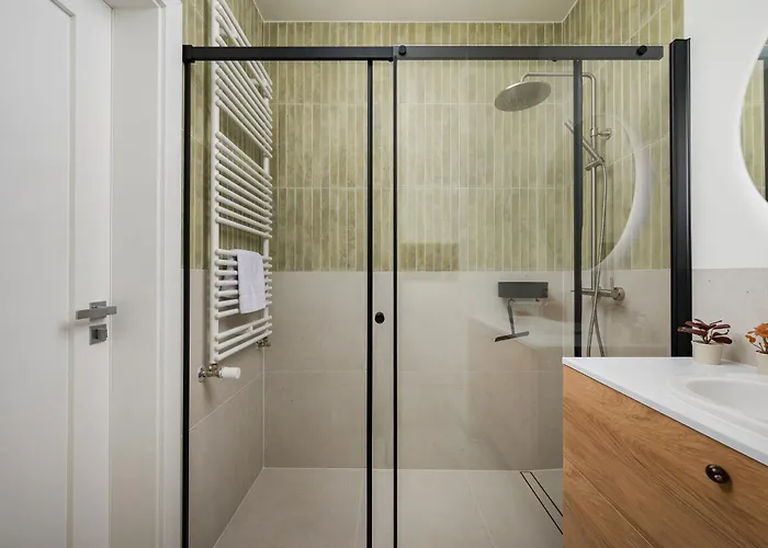 Malinova Leaf By Bookinghost *