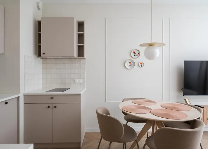 Malinova Leaf By Bookinghost Warszawa