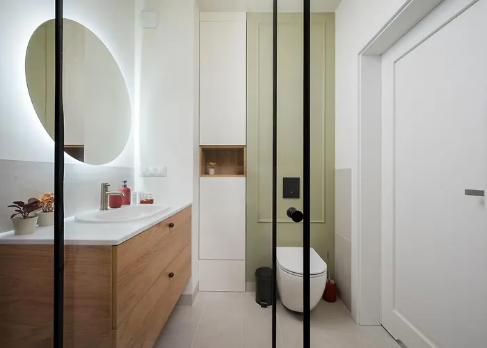 Malinova Leaf By Bookinghost * Warszawa