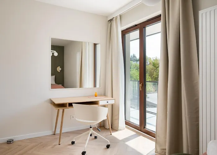 Malinova Leaf By Bookinghost Warszawa