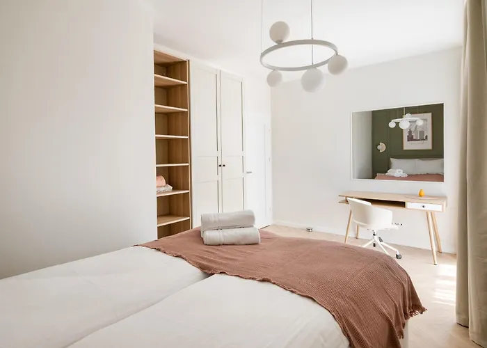 Malinova Leaf By Bookinghost * Warszawa