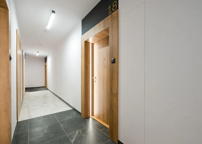 Malinova Leaf By Bookinghost