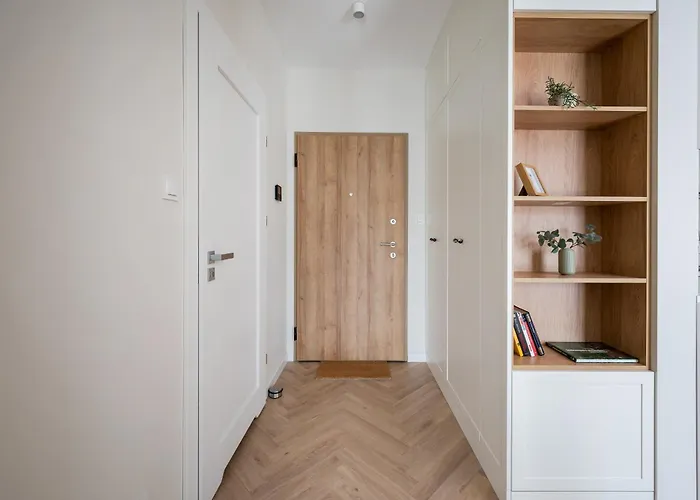 Malinova Leaf By Bookinghost * Warszawa