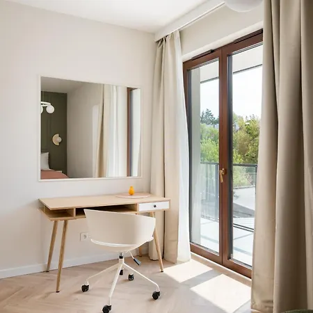 Malinova Leaf By Bookinghost Varşova