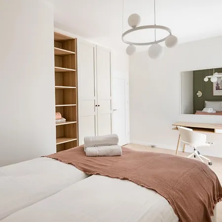 Malinova Leaf By Bookinghost * Varşova