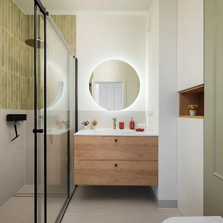 Malinova Leaf By Bookinghost * Varşova