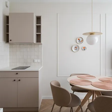 Malinova Leaf By Bookinghost Warschau