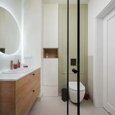 Malinova Leaf By Bookinghost * Warschau